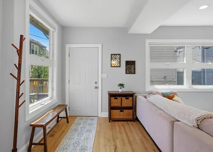 Charming Andersonville Coach House 3br 2,5ba Townhouse *