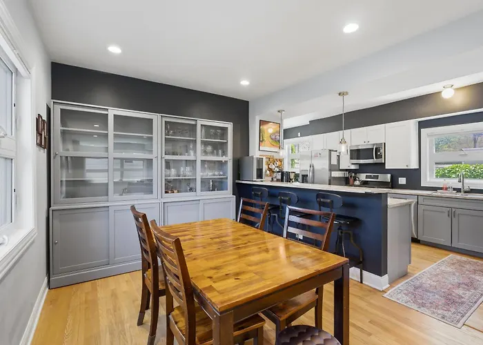 Charming Andersonville Coach House 3br 2,5ba Townhouse *