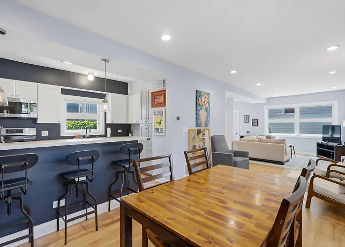 Charming Andersonville Coach House 3br 2,5ba Townhouse