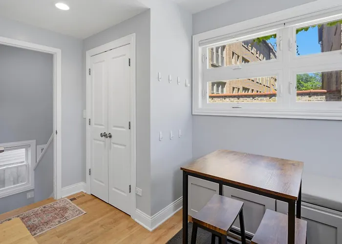 Charming Andersonville Coach House 3br 2,5ba Townhouse